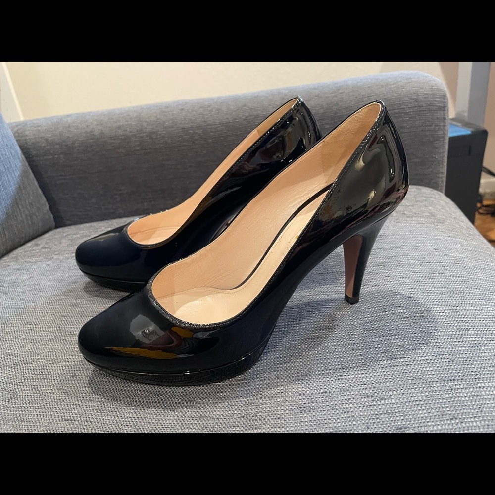 Black patent leather Prada platform pumps / heels